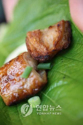 깻잎에 싸먹는 대구막창 [연합뉴스 자료 사진]