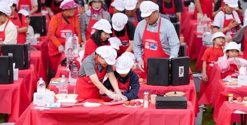 장수 한우랑사과랑축제의 레드푸드 요리 만들기 [연합뉴스 자료사진]