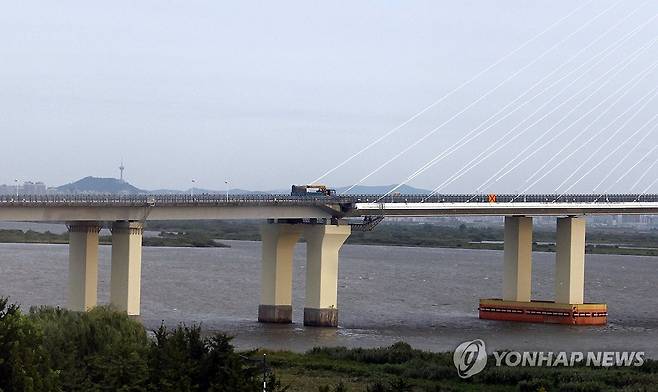 신압록강대교 위 작업차량 (단둥=연합뉴스) 한종구 특파원 = 8일 오전 중국 랴오닝성 단둥과 북한 신의주를 연결하는 신압록강대교 위를 작업차량이 이동하고 있다. 2026.9.8. jkhan@yna.co.kr