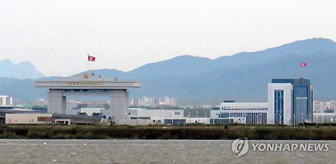 중국에서 바라본 북한 신압록강대교 입구 (단둥=연합뉴스) 한종구 특파원 = 8일 오전 중국 랴오닝성 단둥과 북한 신의주를 연결하는 신압록강대교 북한 쪽 입구 모습. 대형 관문과 세관으로 추정되는 건물 위에 인공기가 펄럭이고 있다. 2026.9.8. jkhan@yna.co.kr