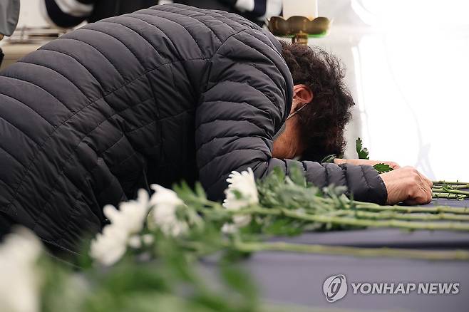 씻기지 않는 슬픔 대전 대덕구 안전공업 화재 희생자 유가족이 지난 4월 7일 오후 대덕구 문평근린공원에 마련된 희생자 합동분향소를 찾아 헌화 후 오열하고 있다.[연합뉴스 자료사진]