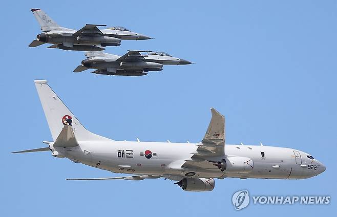 정부, 미국 요청에 호르무즈 군사적 자산 파병안 구체화 (서울=연합뉴스) 정부가 미국의 요청에 따라 호르무즈 해협에 해상초계기, 군수지원함 등 군사적 자산을 파병하는 방안을 구체화하고 있는 것으로 알려졌다.
    4일 복수의 정부 소식통에 따르면 정부는 호르무즈 해협에 우리 병력과 자산을 파병하는 쪽으로 방향을 잡고, 이를 위한 구체적인 실무 작업을 진행 중이다.
    파병 전력으로는 바닷속 잠수함을 찾는 최신예 해상초계기 P-8A, 함대에 유류 및 탄약 등 군수품을 지원하는 대형 군수지원함 소양함(1만1천t급)이 유력하게 검토되는 것으로 알려졌다. 
    사진은 지난 2024년 제76주년 국군의 날 미디어데이 리허설에서 전투기 호위 받으며 비행하는 해군 해상초계기(P-8A). 2026.9.4 [연합뉴스 자료사진] photo@yna.co.kr