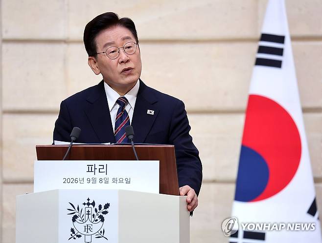 이재명 대통령, 한-프랑스 공동언론발표 (파리=연합뉴스) 김도훈 기자 = 이재명 대통령이 8일(현지시간) 프랑스 파리 엘리제궁에서 에마뉘엘 마크롱 프랑스 대통령과 공동언론발표를 하고 있다. 2026.9.8 superdoo82@yna.co.kr