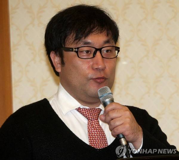 이혁재 마이크를 든 과거 자료사진 - 사건 현장 사진 아님