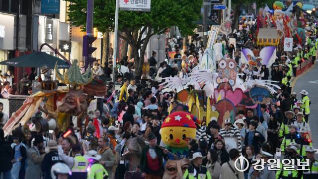 ◇올해 춘천인형극제 개막식은 10주년을 맞은 온세대합창페스티벌과 함께 열린다. 사진은 지난해 퍼레이드 모습.