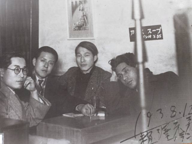 백석 시인(사진 맨 오른쪽)과 아루스에서 담소 중인 이인성.