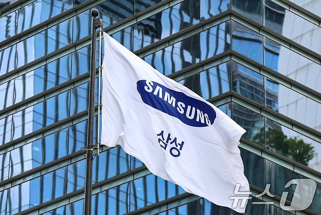 삼성전자가 인공지능(AI) 메모리 수요 확대에 힘입어 올해 2분기 역대 최대 실적을 기록했다. 삼성전자는 올해 2분기 연결 기준 영업이익이 89조 5000억 원, 매출 171조 5000억 원을 기록했다고 30일 공시했다. 이는 전년 동기 대비 각각 1813.8%, 130.0% 늘어난 규모다. 사진은 이날 서울 서초구 삼성전자 서초사옥. 2026.7.30 ⓒ 뉴스1 김도우 기자