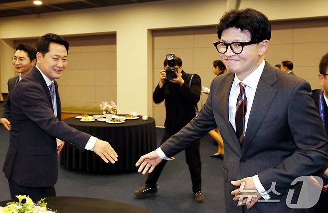 장동혁 국민의힘 대표와 한동훈 무소속 의원이 지난 8월 25일 서울 중구 대한상공회의소에서 열린 문화미래리포트 2026에서 만나 인사하고 있다. (문화일보 제공) 2026.8.25 ⓒ 뉴스1