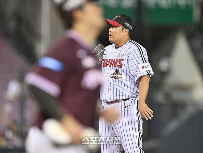 LG 투수 이우찬이 8일 서울 잠실구장에서 열린 2026 KBO리그 키움전 5회초 무사 만루 상대 김동헌에 볼넷을 허용한 후 허탈해하고 있다. 잠실 | 최승섭 기자 thunder@sportsseoul.com