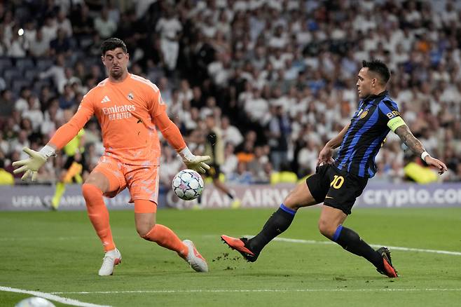 Inter Milan's Lautaro Martinez tries to beat Real Madrid's goalkeeper Thibaut Courtois during a Champions League soccer match between Real Madrid and Inter Milan in Madrid, Spain, Tuesday, Sept. 8, 2026. (AP Photo/Bernat Armangue)        <저작권자(c) 연합뉴스, 무단 전재-재배포, AI 학습 및 활용 금지>