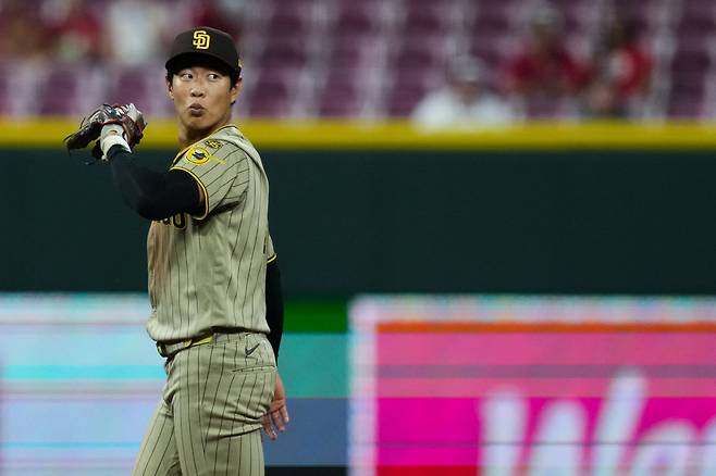 Aug 31, 2026; Cincinnati, Ohio, USA;  San Diego Padres shortstop Sung-Mun Song reacts after catching a ball for the final out of the game hit by Cincinnati Reds outfielder Hector Rodriguez at Great American Ball Park. Mandatory Credit: Aaron Doster-Imagn Images        <저작권자(c) 연합뉴스, 무단 전재-재배포, AI 학습 및 활용 금지>
