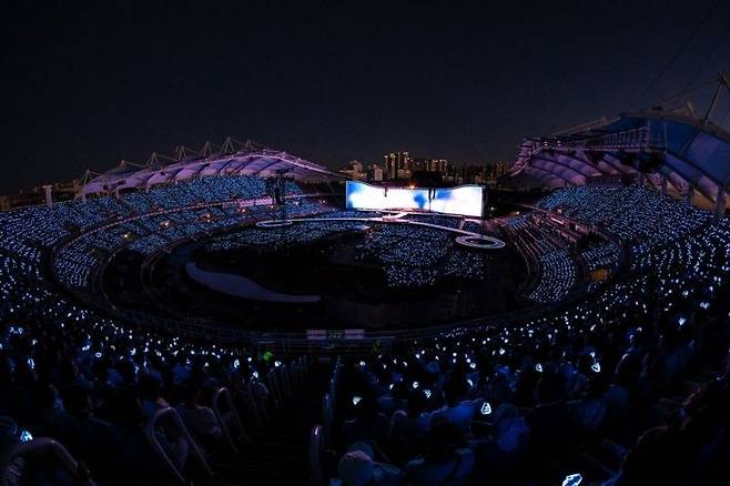 지난 5일 고양종합운동장 주경기장에서 임영웅 콘서트 '아임 히어로 - 더 스타디움 2(IM HERO - THE STADIUM 2)' 공연이 열리고 있다. 물고기뮤직 제공