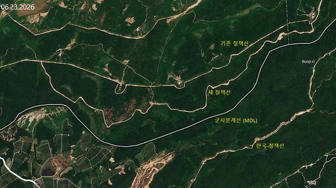 위성분석업체 플래닛랩스가 지난 6월 23일 남북 군사분계선(MDL) 일대를 촬영한 위성사진. 북한의 새 철책선이 군사분계선 쪽으로 이동한 모습이 보인다. /미국의소리