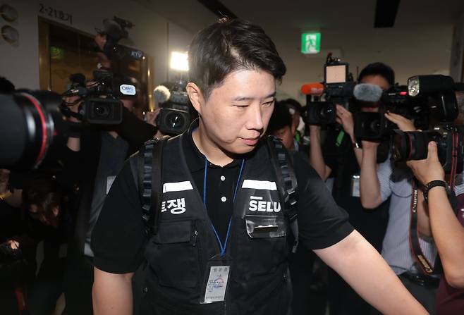 최승호 삼성그룹 초기업노동조합 삼성전자지부 위원장이 총파업 예고시점을 하루 앞둔 5월 20일 정부세종청사 중앙노동위원회에서 노사협상 결렬에 따른 총파업 강행 입장을 밝힌 뒤 협상장을 떠나고 있다. /뉴스1