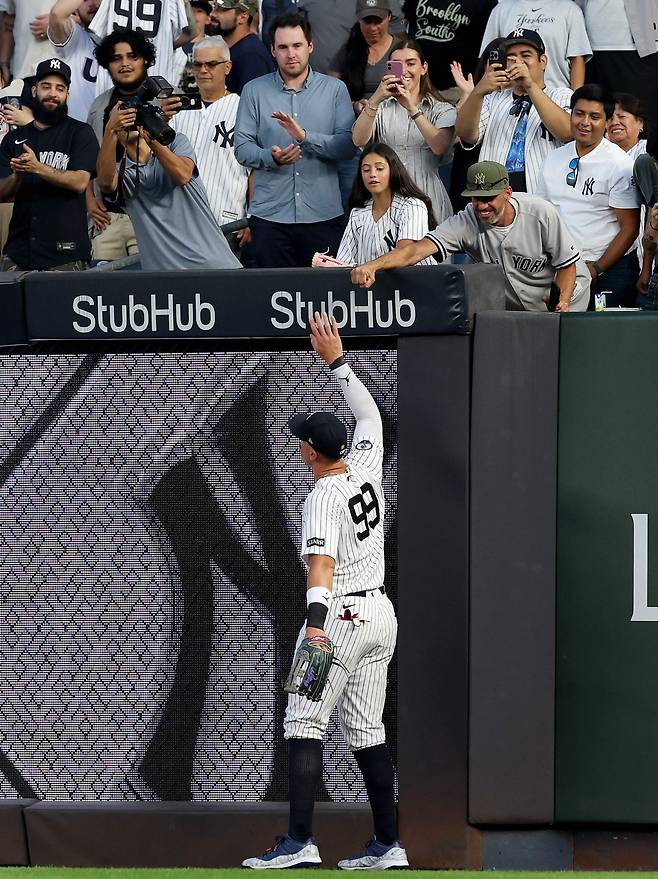 저지가 9일(한국시간) 콜로라도와 홈 경기 전에 팬들의 환호에 답하고 있다. (GETTY IMAGES NORTH AMERICA / Getty Images via AFP)/ <저작권자 ⓒ 1980~2026 ㈜연합뉴스. 무단 전재 재배포 금지, AI 학습 및 활용 금지>