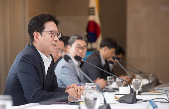 배경훈 부총리 겸 과학기술정보통신부 장관(앞줄 왼쪽 다섯번째)이 지난 8월 27일 서울 중구 프레지던트 호텔에서 열린 '제2차 과학기술·인공지능 미래전략회의'에서 발언하고 있다. [사진=연합뉴스]