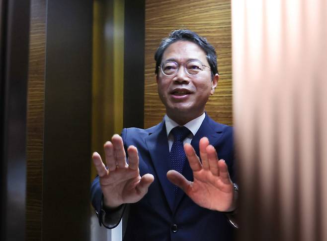 김승원 법무부 장관 후보자가 8일 오전 서울 종로구에 마련된 인사청문회 준비사무실로 출근하며 승강기에 올라 손을 들고 있다. 뉴시스