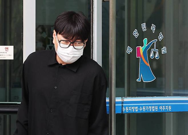 상습 도박 및 음주운전 혐의로 재판에 넘겨진 개그맨 이진호가 1일 경기도 여주시 수원지방법원 여주지원에서 열린 1심 선고공판에 출석하고 있다. 연합뉴스
