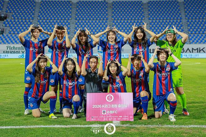 5일 수원종합운동장에서 열린 ‘2026 K리그 여자 아마추어 축구대회 퀸컵(K-WIN CUP)’ 수원FC 퀸컵 선수단 출정식에서 선수들이 기념촬영을 하고 있다. 수원FC 제공