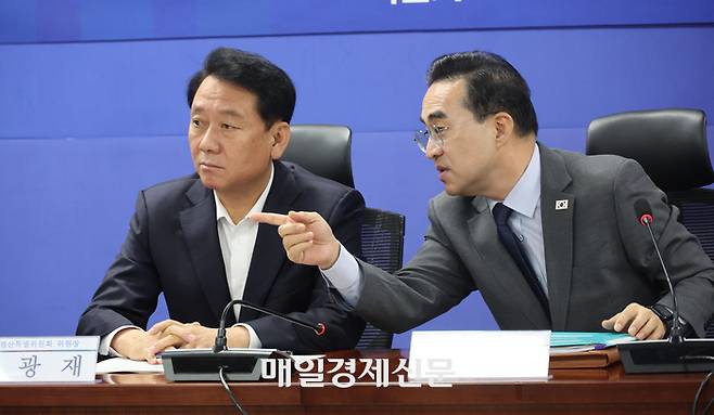 지난달 25일 국회의원회관에서 27년 예산안 당정협의가 열린 가운데 박홍근 기획예산처 장관이 이광재 예결위원장과 대화하고  있다. [이승환기자]