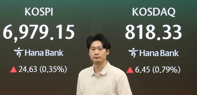 (서울=뉴스1) 이동건 수습기자 = 9일 오전 서울 중구 하나은행 딜링룸 전광판에 코스피 지수가 표시되고 있다. 이날 코스피 지수는 전 거래일 대비 18.35p(0.26%) 오른 6972.87로 출발했다. 2026.9.9/뉴스1  Copyright (C) 뉴스1. All rights reserved. 무단 전재 및 재배포,  AI학습 이용 금지. /사진=(서울=뉴스1) 이동건 수습기자
