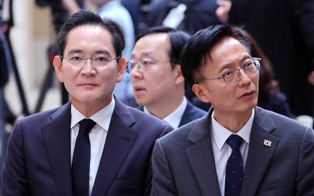 이재용 삼성전자 회장과 김용선 지식재산처장이  8일(현지시간) 프랑스 파리 엘리제궁에서 이재명 대통령과 에마뉘엘 마크롱 프랑스 대통령이 임석한 가운데 열린 한-프랑스 협약식에 참석해 있다. 연합뉴스