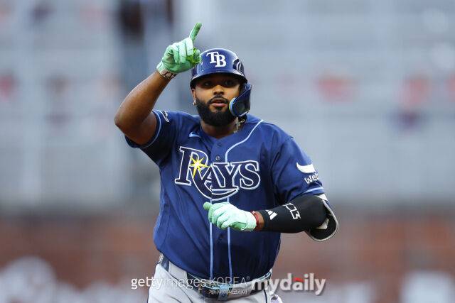 MLB 탬파베이에서 뛰고 있는 주니오르 카미네로가 9일(한국시각) 열린 애틀랜타와 원정 경기 1회초 첫 타석에서 솔로포를 친 뒤 기뻐하고 있다. 그는 이날 시즌 39호 홈런을 기록했다./게티이미지코리아