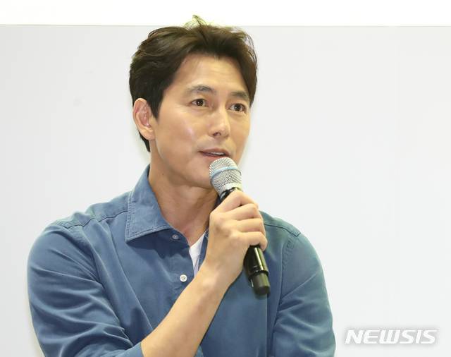 【서울=뉴시스】조수정 기자 = 유엔난민기구 친선대사 배우 정우성이 세계난민의 날인 20일 오후 서울 삼성동 코엑스에서 열리고 있는 2019 서울국제도서전에서 난민, 새로운 이웃의 출현'을 주제로 강연하고 있다. 정우성은 이날 책 '내가 본 것을 당신도 볼 수 있다면'을 출간했다. 2019.06.20. chocrystal@newsis.com