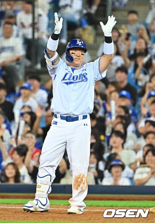 [OSEN=대구, 이석우 기자] 8일 대구삼성라이온즈파크에서 2026 신한 SOL KBO 리그 삼성 라이온즈와 KIA 타이거즈의 경기가 열렸다. 홈팀 삼성은 최원태가, 방문팀 KIA는 시라카와가 선발 출전했다. 삼성 라이온즈 최형우가 5회말 2사 만루 중견수 왼쪽 2타점 안타를 치고 세리머니를 하고 있다. 2026.09.08 / foto0307@osen.co.kr