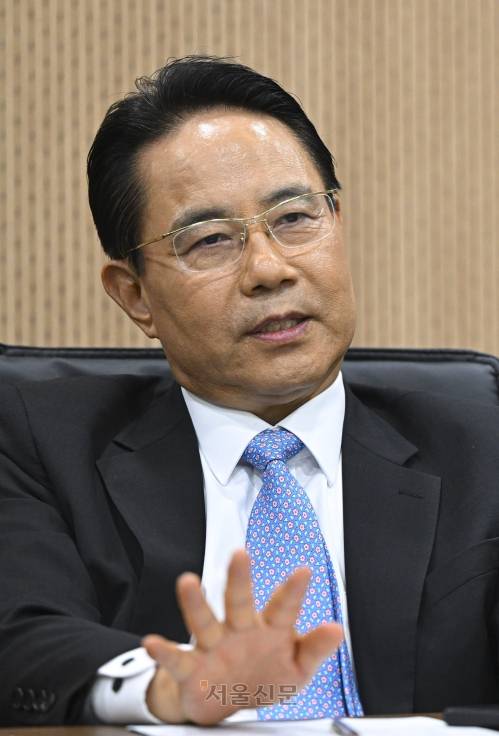 전병서 중국경제금융연구소장은 “미국의 첨단 기술 제재를 받은 중국은 국가적인 위기의식을 바탕으로 반도체·로봇의 자체 생태계를 구축하고 있다”며 “우리나라도 장기적인 국가 산업전략을 세우고 일관성 있게 추진해야 한다”고 말했다.  이지훈 기자