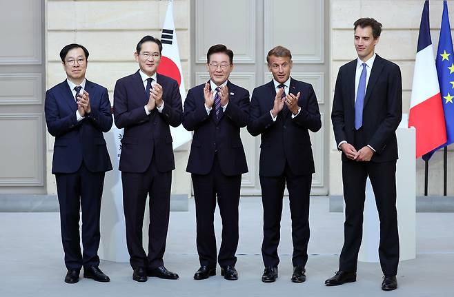 이재용(왼쪽 두번째) 삼성전자 회장과 아르튀르 멘쉬(〃 다섯번째) 미스트랄AI 최고경영자가 8일(현지시간) 프랑스 파리 엘리제궁에서 이재명( 〃 세번째) 대통령과 에마뉘엘 마크롱(〃 네번째) 프랑스 대통령이 임석한 가운데 투자협약서를 교환한 후 기념촬영을 하고 있다. 연합뉴스