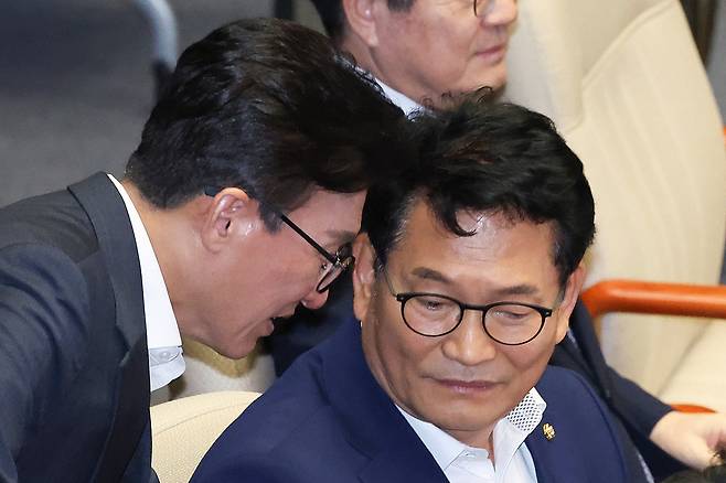 김민석 더불어민주당 대표와 송영길 의원이 1일 서울 여의도 국회에서 열린 제439회국회(정기회) 개회식에서 대화하고 있다. 뉴스1