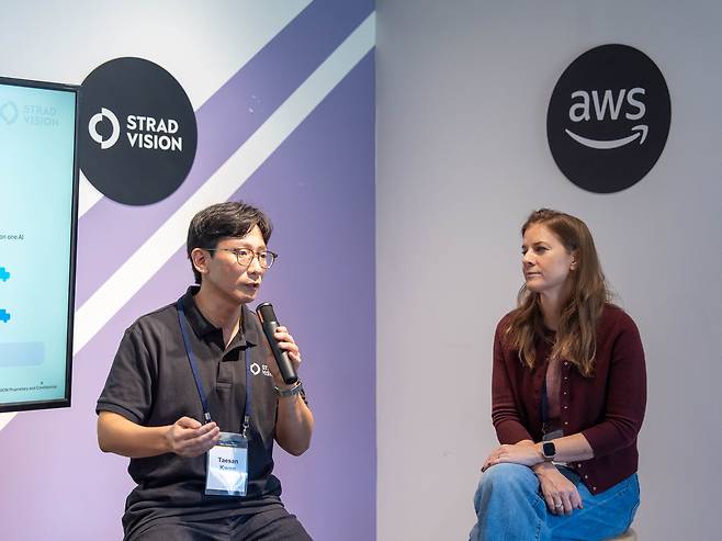티파니 블룸퀴스트 AWS 아시아태평양 지역 스타트업 총괄과 권태산 스트라드비젼 COO가 8일 질의응답 세션을 진행하고 있다. 사진제공=스트라드비젼