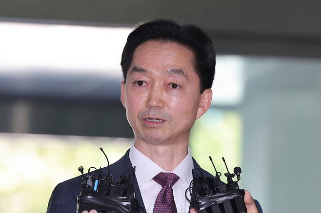 중대범죄수사청장 후보로 지명된 김지용 변호사가 8일 서울 종로구 정부서울청사 창성동 별관에 마련된 인사청문회 준비 사무실로 출근하며 취재진에 소감을 밝히고 있다. ⓒ연합뉴스