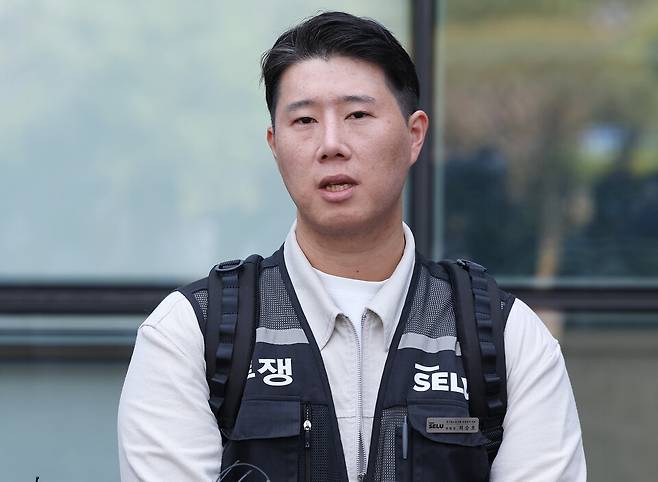 최승호 초기업노조 삼성전자지부 위원장이 지난 5월13일 경기도 수원시 영통구 수원지방법원에서 열린 삼성전자가 노조를 상대로 제기한 위법 쟁의행위 금지 가처분 신청 심문을 마치고 나와 취재진 질문에 답하고 있다. ⓒ연합뉴스