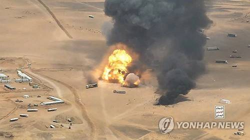 이란의 지원을 받는 예멘 후티 반군이 2026년 9월 7일 배포한 사진. 사우디아라비아에서 예멘 하드라마우트주의 알와디아 군사 기지로 군사 장비를 싣고 가던 트럭들이 탄도미사일 공격을 받는 모습이라고 후티 측은 주장했다. [AFP 연합뉴스. 재판매 및 DB 금지]