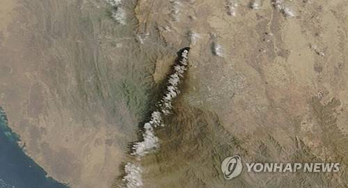 2026년 9월 8일 로이터 통신이 입수해 배포한 위성 사진. 사우디아라비아 아브하에 위치한 국영 석유회사 아람코의 석유 분배 센터에서 연기가 치솟고 있다. 사우디 주도 연합군은 이를 예멘의 친이란 후티 반군이 가한 공격이라고 밝혔다.[로이터 연합뉴스. 재판매 및 DB 금지]
