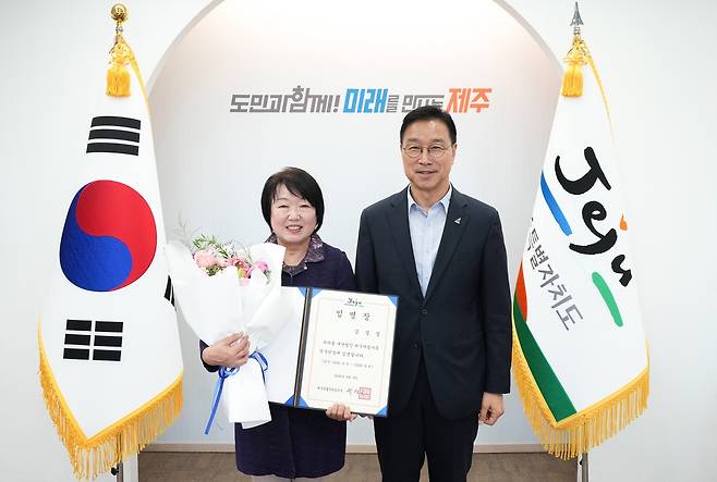 제주여성가족연구원장에 김엘림(사진 왼쪽) 방통대 명예교수 [제주도 제공, 재판매 및 DB 금지]