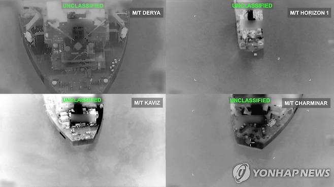 미군의 공격을 받기 전 이란 원유 운반선들의 모습 8일(현지시간) 공개된 동영상에서 캡처한 이미지로, 미 미사일 공격을 받기 전 이란 유조선들의 모습. 미 중앙사령부(CENTCOM)는 지난 이틀간 미 해군 군함을 겨냥한 이란의 미사일 공격 시도에 대한 대응으로 해당 유조선들을 표적 타격했다고 밝혔다. 촬영 장소와 정확한 일시는 확인되지 않았다. [로이터=연합뉴스. 재판매 및 DB 금지]