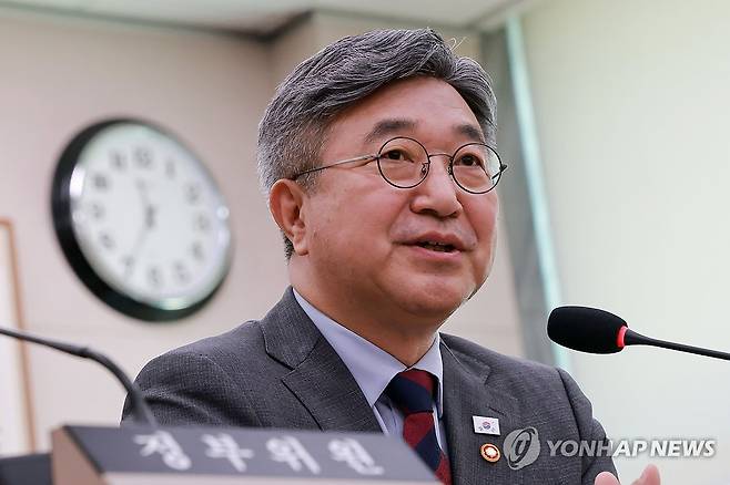 답변하는 윤호중 행안장관 (서울=연합뉴스) 신현우 기자 = 윤호중 행정안전부 장관이 9일 국회 법제사법위원회 전체회의에서 법사위원 질의에 답하고 있다. 2026.9.9 nowwego@yna.co.kr