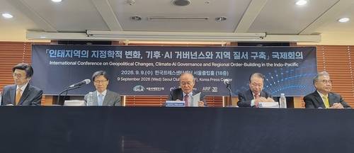 한자리에 모인 전직 외교장관들 (서울=연합뉴스) 김지헌 기자 = 서울국제법연구원이 9일 서울 프레스센터에서 개최한 국제회의에 전직 외교 장관들이 모여 논의하고 있다. 왼쪽부터 윤병세, 윤영관, 송민순, 유명환, 박진 전 외교 장관. 2026.9.9
jk@yna.co.kr