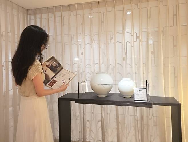 신세계백화점 추석 선물 사기장 전승교육사 김경식의 '백자 달항아리' [신세계백화점]