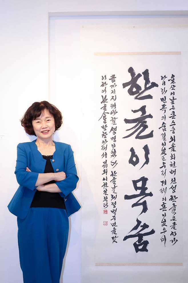 박화자 울산미술협회 한글서예분과 위원장이 10일 울산문화예술회관 제2전시실에서 '제5회 아름다운 한글전'과 관련해 본지와 인터뷰를 진행하고 있다. 이수화 기자