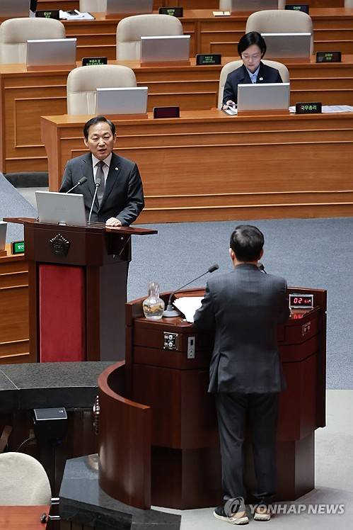 대정부질문에서 답변하는 이두희 국방차관(서울=연합뉴스) 신현우 기자 = 이두희 국방부 차관이 10일 국회에서 열린 제439차 정기회 6차 본회의 외교ㆍ통일ㆍ안보 분야 대정부질문에서 국민의힘 유용원 의원 질문에 답하고 있다. 2026.9.10 nowwego@yna.co.kr
