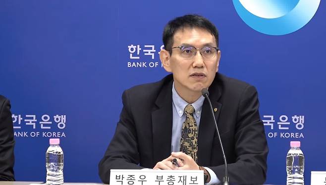 박종우 한국은행 부총재보가 10일'통화신용정책보고서' 기자설명회에서 답변하고 있다.(한국은행 제공)