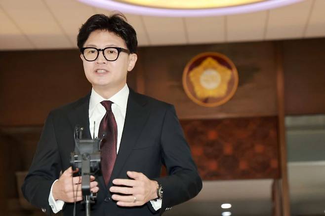 한동훈 무소속 의원이 9일 국회 로텐더홀에서 김승원 법무부장관 후보자 의혹과 관련해 백브리핑을 하고 있다. 연합뉴스 제공