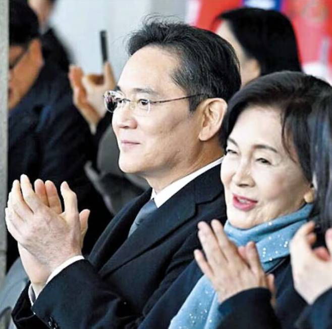 작년 11월 이재용 회장과 홍라희 리움미술관 명예관장이 이 회장 장남 이지호씨의 해군 소위 임관식에 참석한 모습. /뉴스1