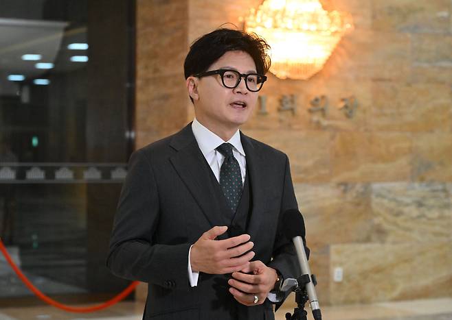 무소속 한동훈 의원이 10일 서울 여의도 국회 로텐더홀에서 더불어민주당 김민석 대표 관련 입장을 표명하고 있다. /남강호 기자