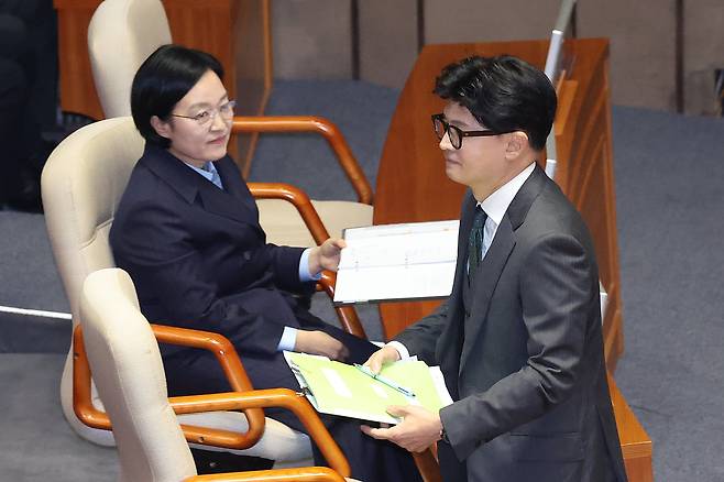 한동훈 무소속 의원이 10일 서울 여의도 국회에서 열린 제439회국회(정기회) 제6차 본회의 대정부 질문에서 외교·통일·안보에 관한 질문을 마친 후 본회의장을 나서고 있다./뉴스1