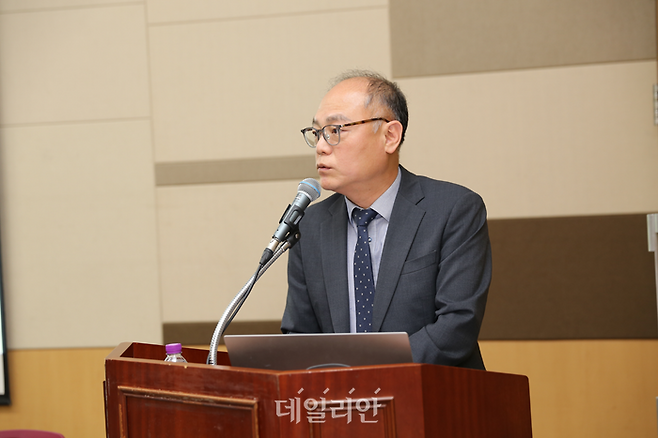 이종관 법무법인(유) 세종 수석전문위원이 10일 광주 김대중컨벤션센터에서 열린 한국언론학회 특별세미나에서 주제 발표를 하고 있다.ⓒ한국케이블TV방송협회